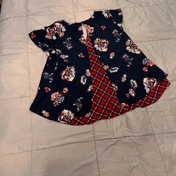 Women's Plus Size Floral/Plaid Top - Picture 3 of 3